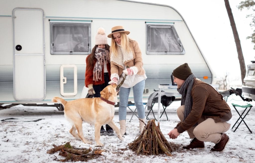 Acampada invernal con autocaravana o caravana: consejos para una aventura confortable