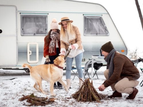 Acampada invernal con autocaravana o caravana: consejos para una aventura confortable